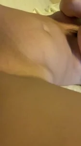 小骚货同事一开始捂着脸不让拍，操舒服以后就不捂了